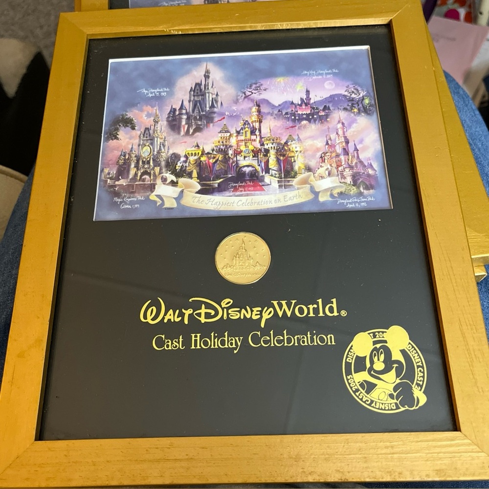Walt Disney World Cast Holiday Celebration Coin 2005 framed souvenir New
